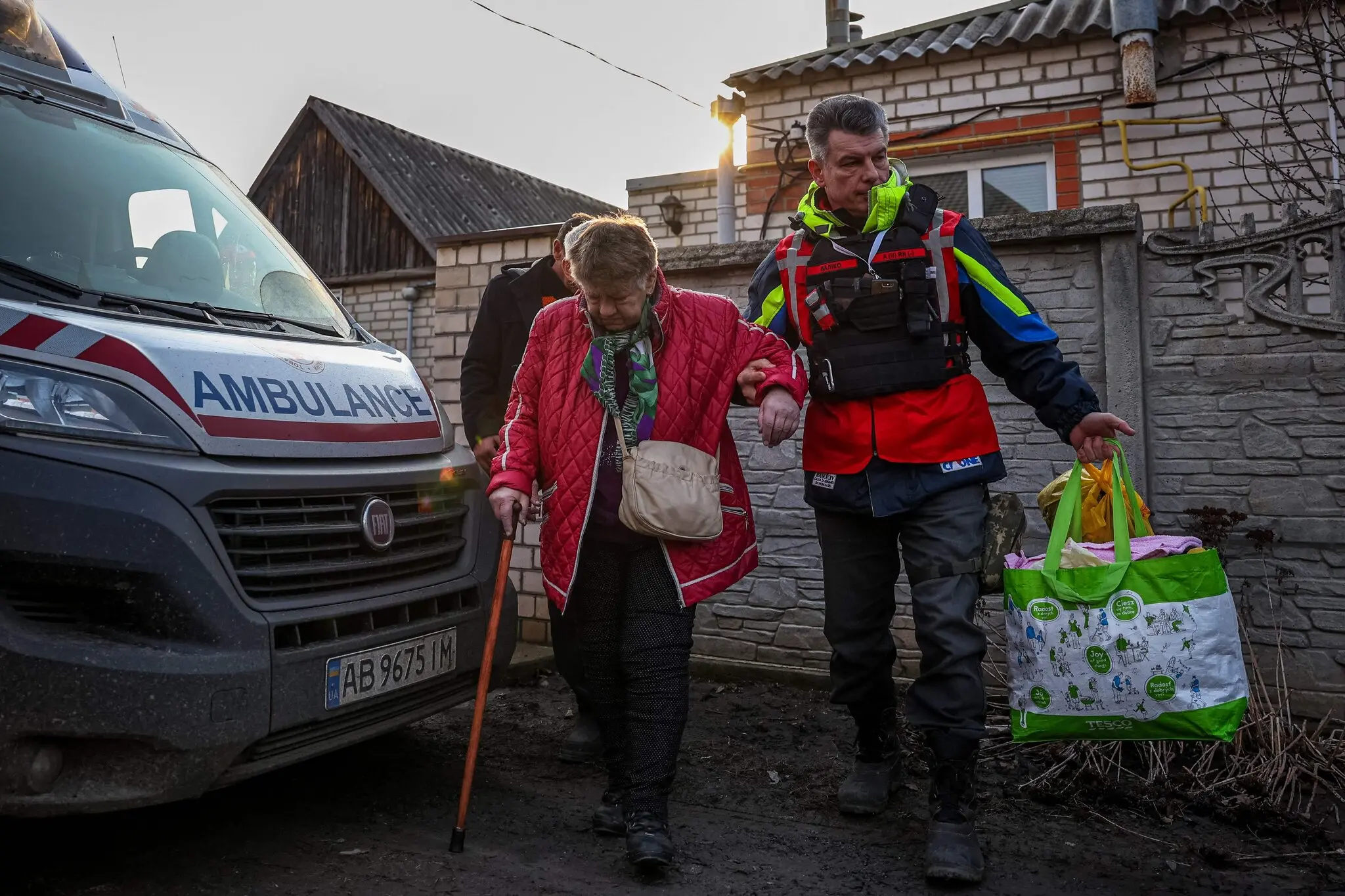Волонтер Червоного Хреста евакуювала літню жінку в Куп'янську в середу.